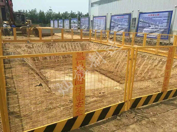 基坑護(hù)欄網(wǎng)圖片1
